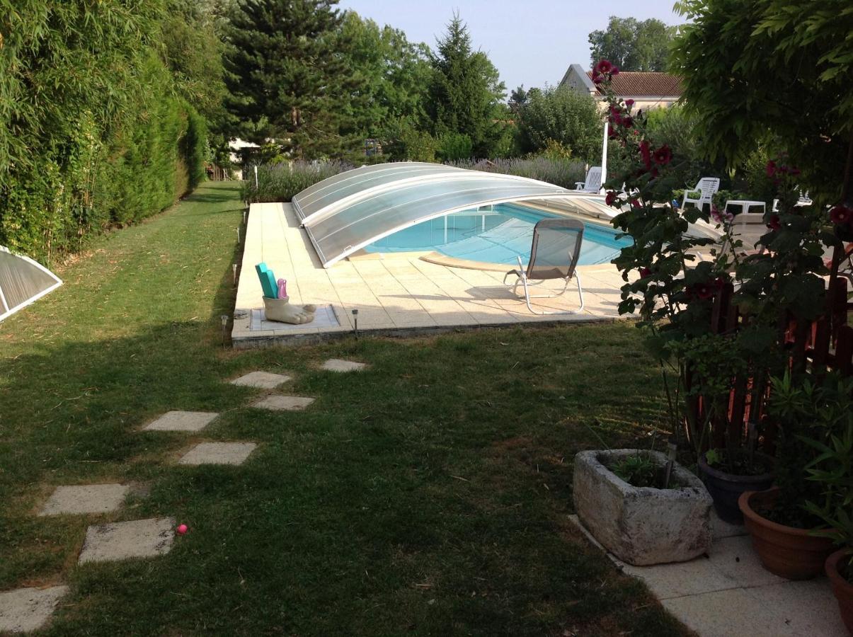 Studio Avec Piscine Privee Jardin Clos Et Wifi A Saint Jean D'Angely Exterior foto