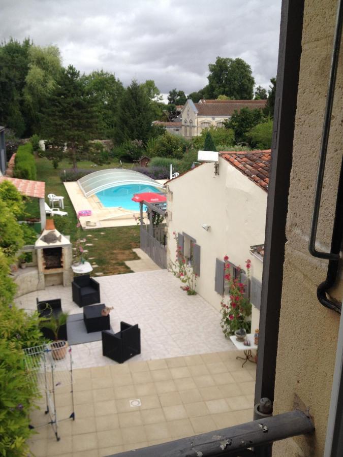 Studio Avec Piscine Privee Jardin Clos Et Wifi A Saint Jean D'Angely Exterior foto